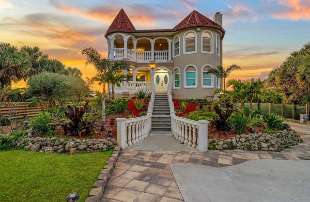 Castle, 2 mstrs, Pvt Pickleball, htd Pool/SPA, mini-golf, fish, dock, ping pong