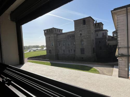 Castle Charm Apartment, MantegnaHotels