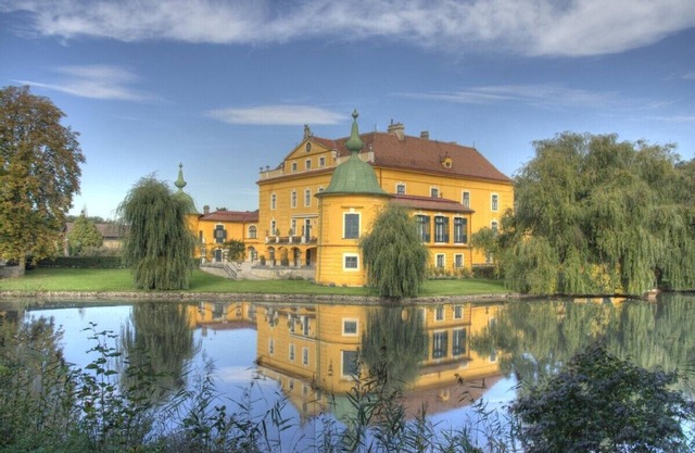 Castle, large park with pool, tennis court, horses, near Vienna and Wach wine re
