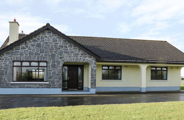 CASTLE VIEW, family friendly in Oughterard, County Galway