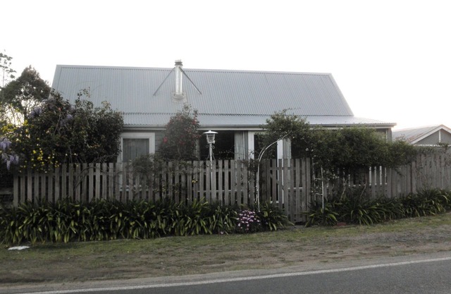 Caterpillar Cottage - cosy and private at Kalaru