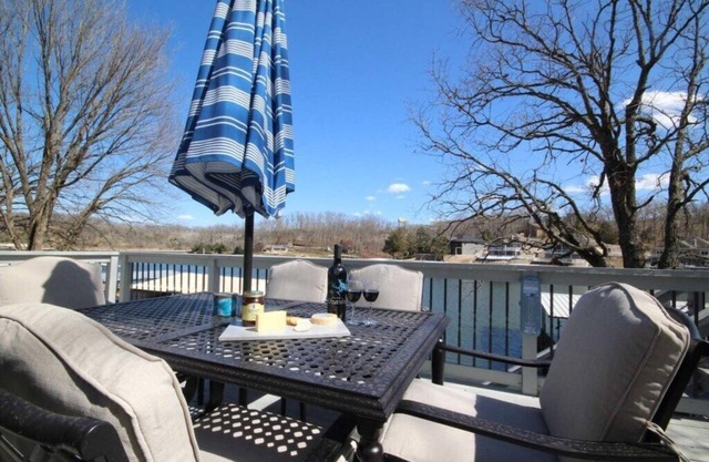 Catfish Cabin Lake House Back of Cove! Nostalgic Lake Decor! Sleep up to 8, Dock