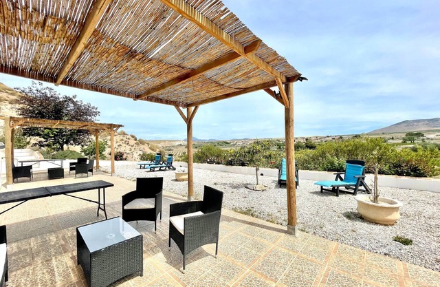 Cave house Nadieh with pool and facilities for PRM