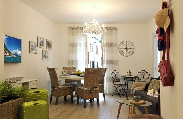 Cavour 2 - New two-bedroom apartment a stone's throw from the lake and in the center of Salò