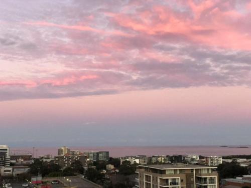 CBD Penthouse Retreat - Stunning Ocean & City View