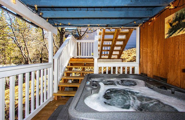 Cedar Cabin A: Hot Tub, EV Charger, Sugarloaf Walking Trails