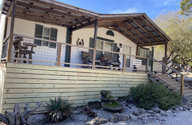 Cedar Hill Cottage-Peaceful Get Away in the Hill Country w/Hot Tub on 3.5 acres