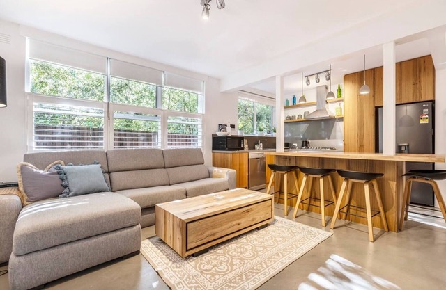 Cedar Loft Contemporary Comfort in Leafy St Kilda