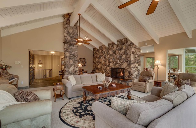 Cedar Ridge Lake-house, 5 Bedroom in a beautiful quiet neighborhood (ZC221)