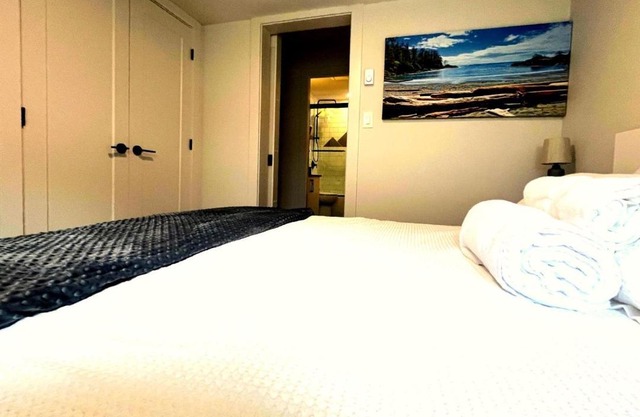 Cedar & Sage Suite the Cozy Retreat with Full Kitchen