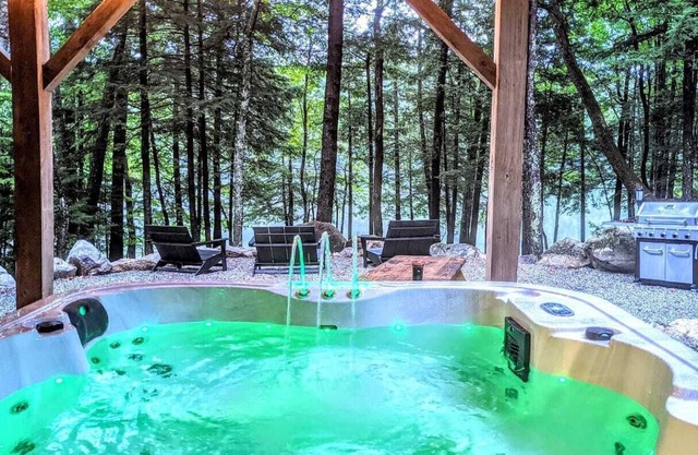 Cedar🏡 Waterfront💦 Hot tub🔥 Pool🎱 Privacy 🕵️