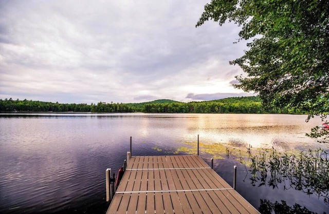 CedarHaus: Your Lakeside Retreat by Hills Pond