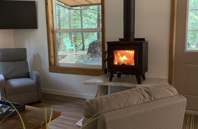 CedarWood Cabin - Private Cabin in the WoodsnA true West Coast experience