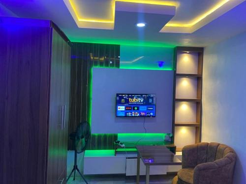 Cee&Tee ABEOKUTA 2BR-247Electricity - Solar Inverter AC in bedrooms