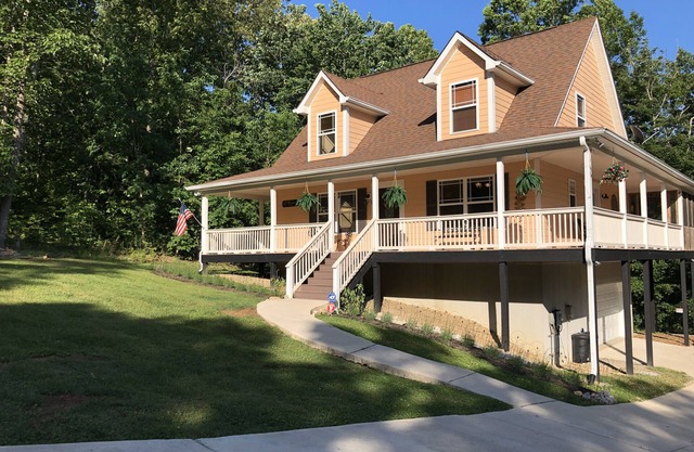 Center Hill Lake, family/pet friendly custom home on 3-acre lot, 8-10 pers.