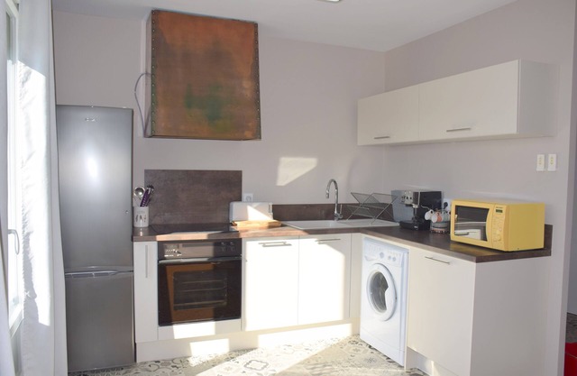 Center Valence, Cozy apartment with garage.