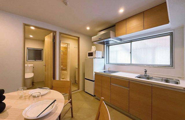 Central 2BR, 2 Baths, Vibrant Area & Shopping 51