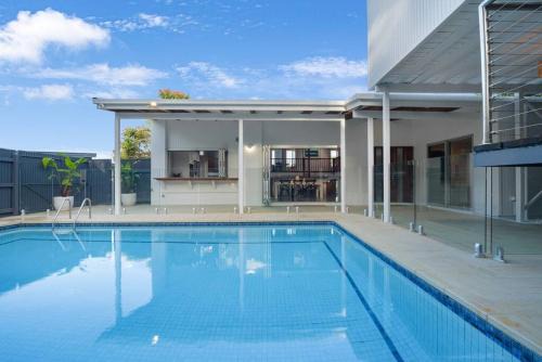 Central 5BR +4Bath with pool and sea views