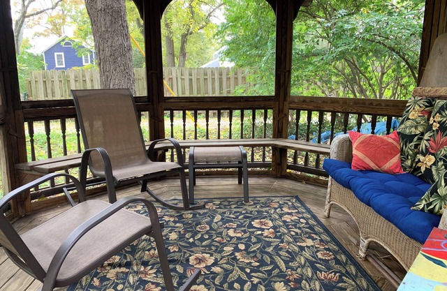 Central and Shady 1-bedroom house in Yellow Springs with WiFi and AC