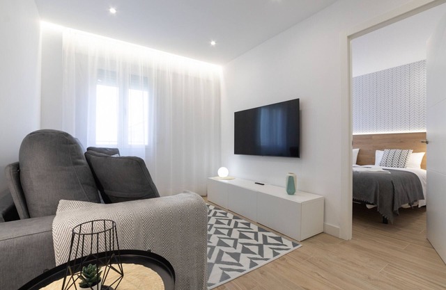 Central Apartment in Logroño, Near Laurel Street, Sleeps 6, Newly Renovated