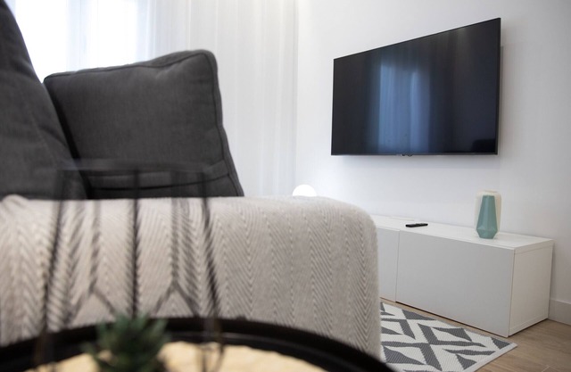 Central Apartment in Logroño: 5-Min Walk to Calle Laurel & Gran Vía, Next to City Hall