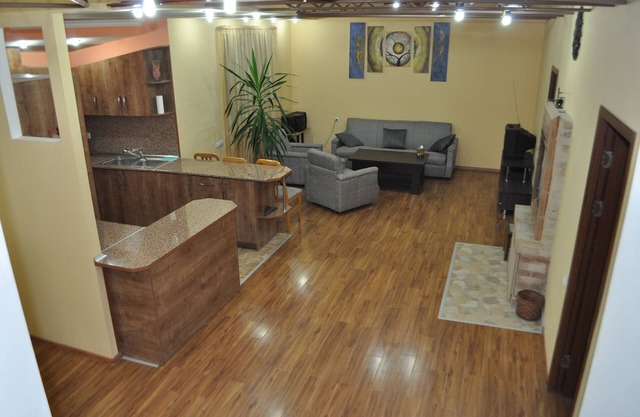 Central aprt. with fireplace 4 room