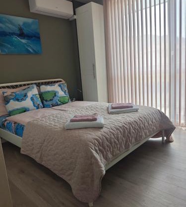 Central, brand new apart with parking