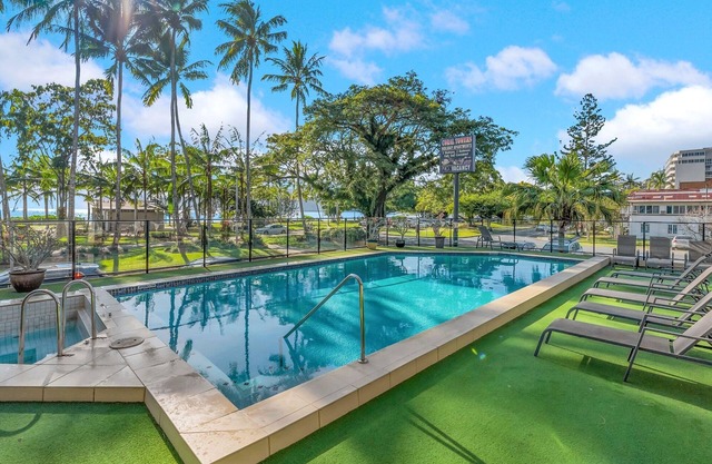 Central Cairns Stay with Pool, Spa & BBQ