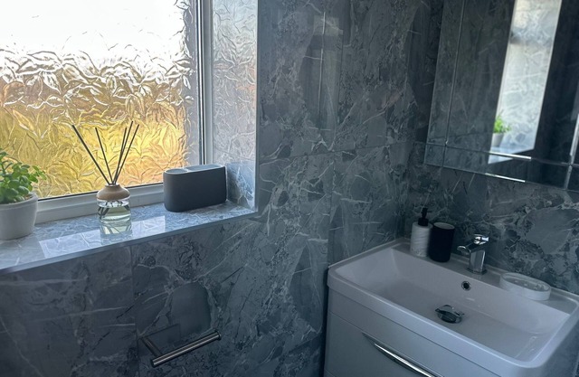 Central City Home-3 Bed Rooms- Parking-Netflix