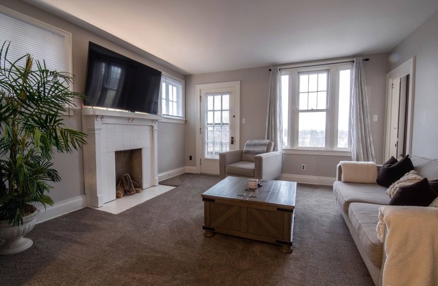 Central Entire 2-Bed in Quiet Neighborhood