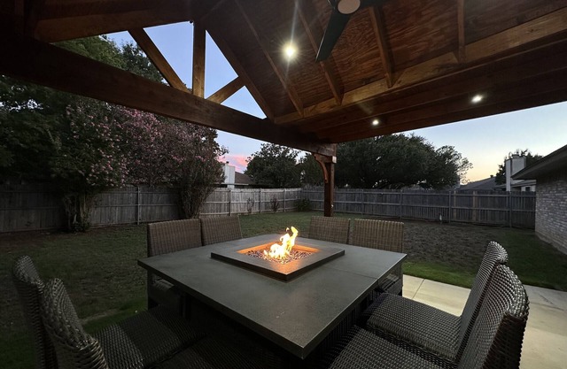 Central, Familial, w/GAME Room, FIRE Pit, KING Bed ★ 4.6 mi from DFW Airport+