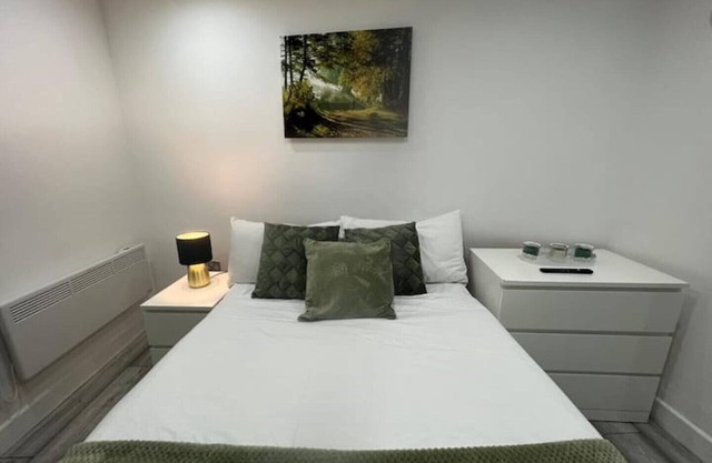 Central Harrow Cozy Apartment with free parking