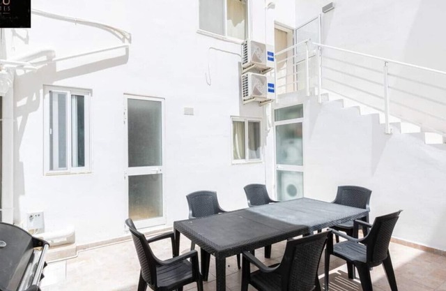 Central HOUSE with living, fast internet and BBQ