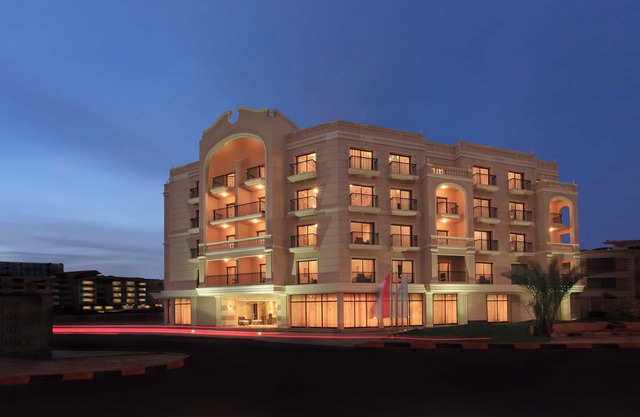 Central Hurghada Stay! 4 Large Units with Pool, Terrace & Easy Access to Shops
