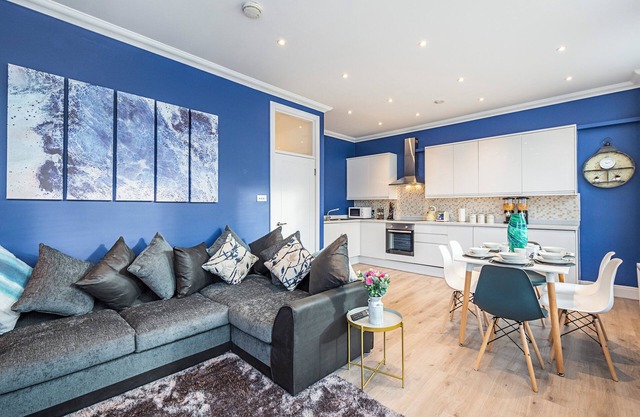 Central London Gem: Contemporary 2BR/2BA
