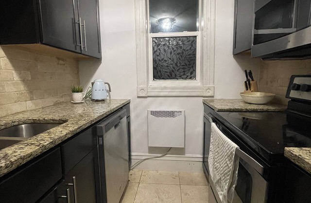 CENTRAL OLD EAST VILLAGE TOP UNIT: 2 bdrm, amenities close