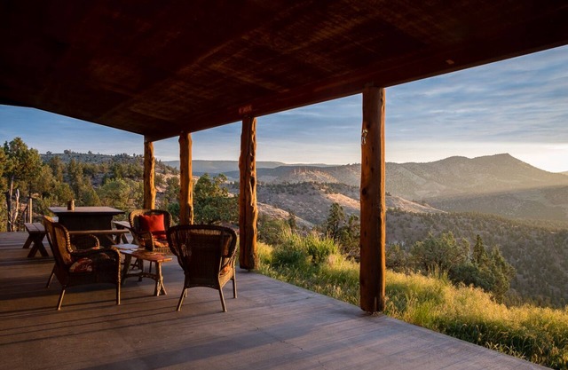 Central Oregon Getaway! Incredible Lake and Mountain views! Dark Sky Area!