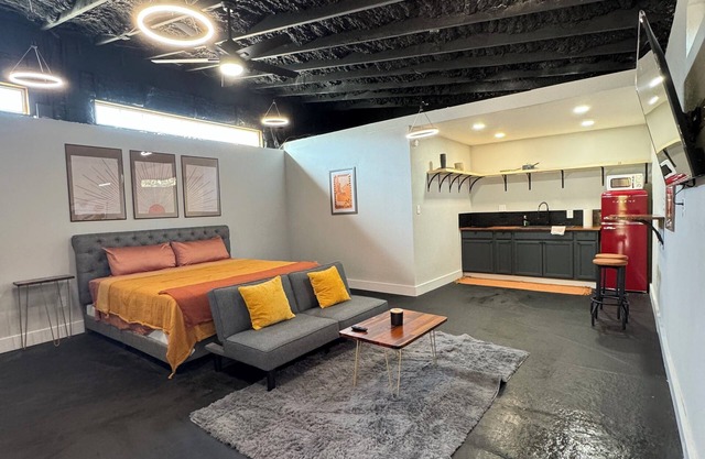 Central Pensacola Studio, Groovy & Spacious