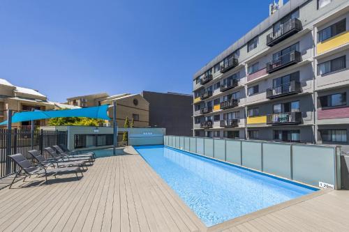 Central Perth 2-Bed Apartment with Pool & Gym