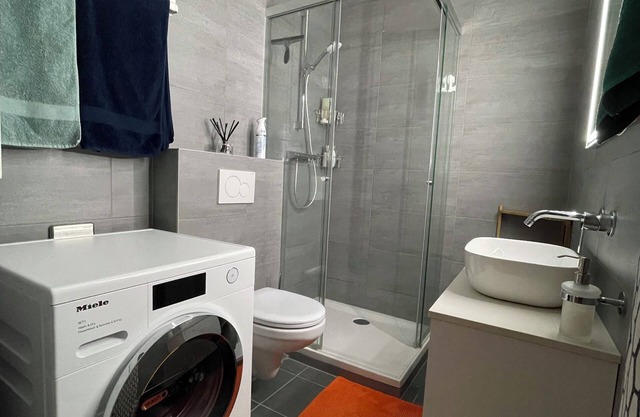 Central & quiet 1-bed flat - parking/pool/WiFi/balcony/4' to gondola