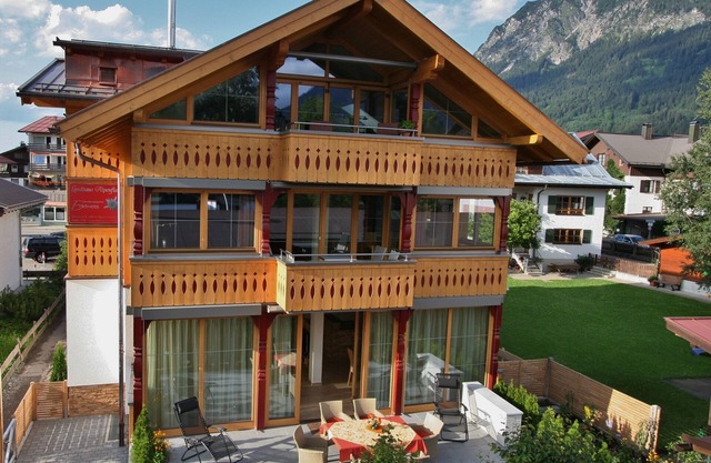 Central, quiet location, 5-star comfort, south-facing balcony, mountain railroads unlimited 2024