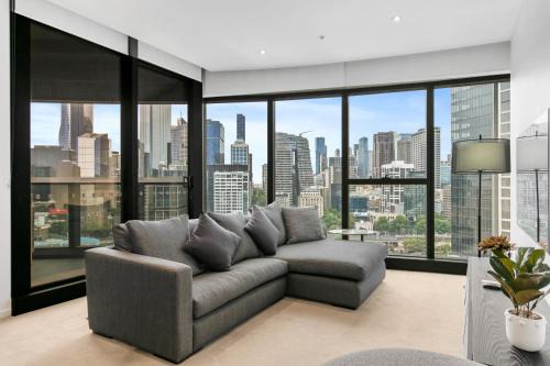 Central Southbank Apt w Stunning City Views & Pool
