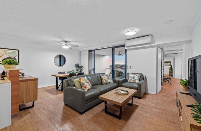 Central & Spacious! 2Bed/2Bath/1Car ~ Gabba