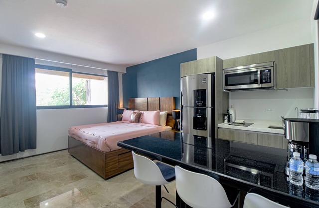 Centrally located apartment with rooftop pool - near the beach