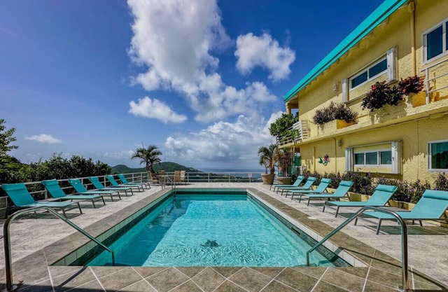 Centrally located 3br with pool, incredible harbor views!
