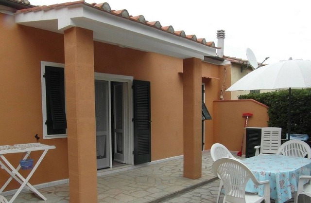 Centrally Located and Mediterranean Holiday Home "Margherita - Trilocale" with Garden