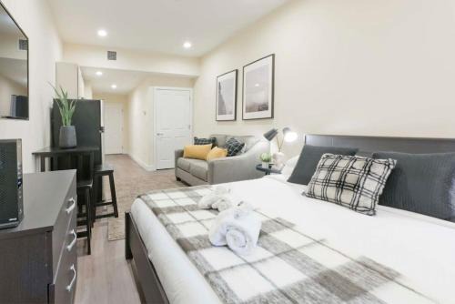 Centrally Located Loft Walk Anywhere Pets OK