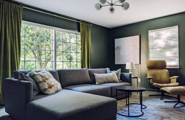 Centrally located, spacious and comfortable! Minutes from downtown/UT, shopping.