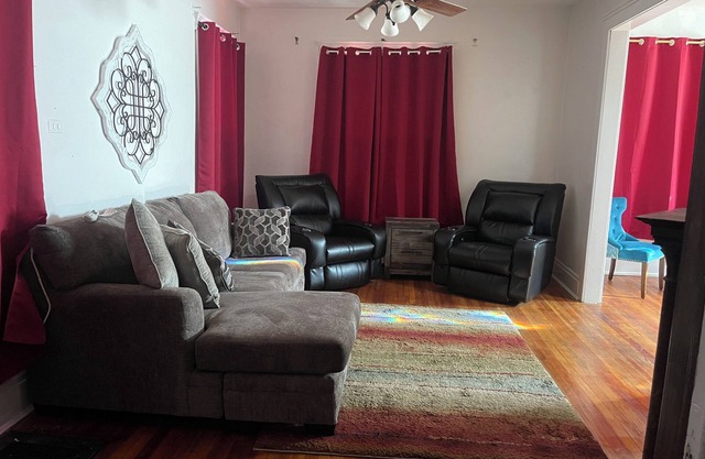 Centrally located spacious house in Valentine, 4 bedrooms, 5 beds, sleeps 8