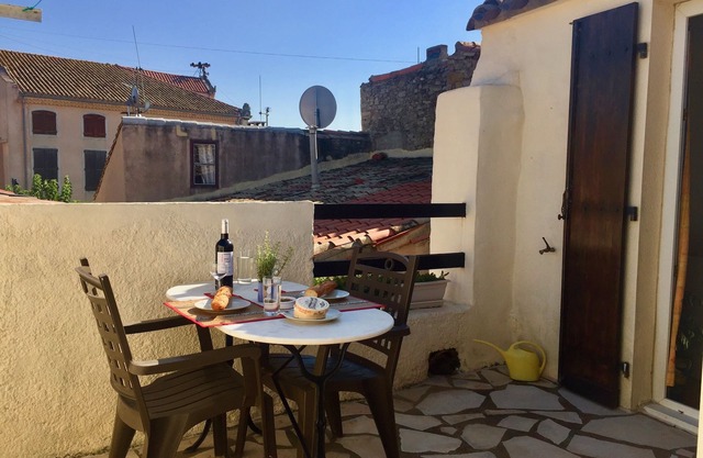 Centre of Olonzac, market views, 2 bedrooms & private sunny rooftop terrace